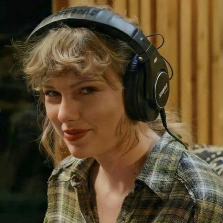 Taylor-Swift-in-the-Studio